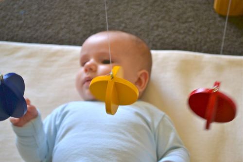 Montessori závesný kolotoč Tricolore s paličkou final