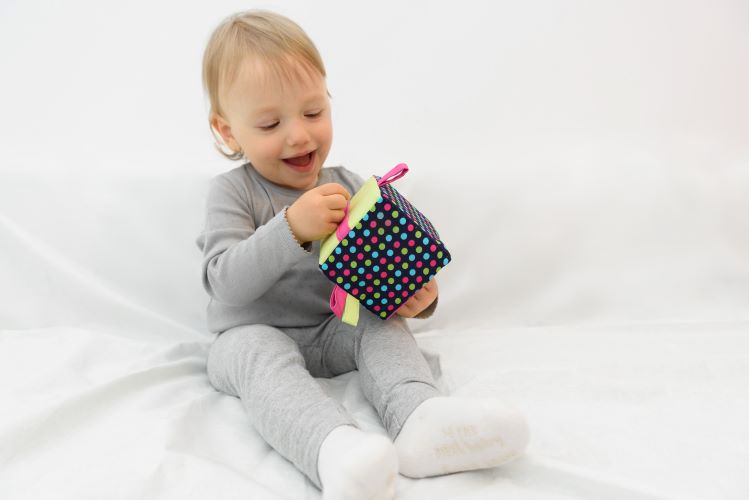 MyMoo Montessori úchopová kocka Busy Cube Lentilky