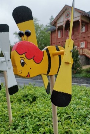 Drevená vrtuľka Včielka