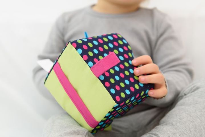MyMoo Montessori úchopová kocka Busy Cube Lentilky