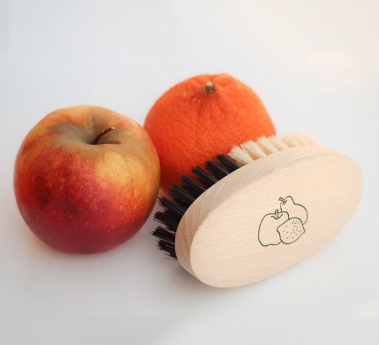 Drevená kefka na ovocie 