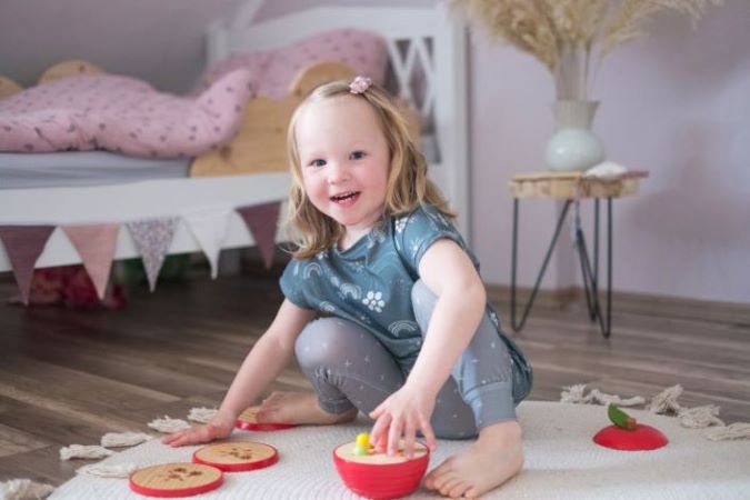 Small Foot Skladačka Jablko s červíkmi