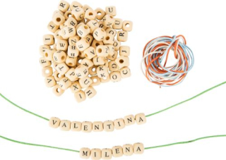 Small Foot Drevené navliekacie koráliky písmenká prírodné